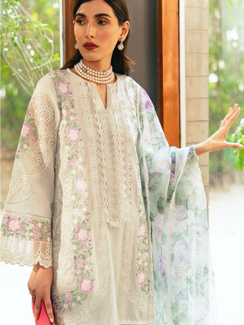 Saira Rizwan White Floral Embroidered Kurta & Dupatta Size M